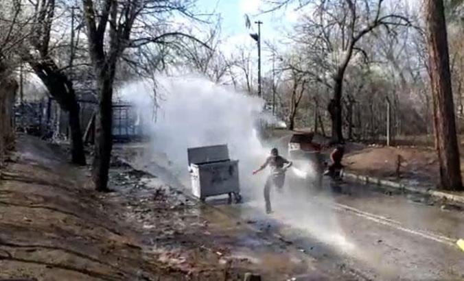 Yunan güvenlik güçleri göçmenlere TOMA ile müdahale etti