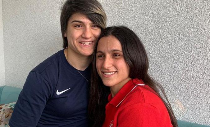 Görme engelli sporcu kardeşler annelerinin hayalini gerçekleştirdi