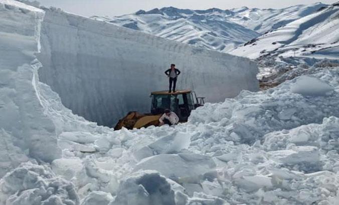 Askeri üs bölgesinde kar kalınlığı 10 metreyi aştı