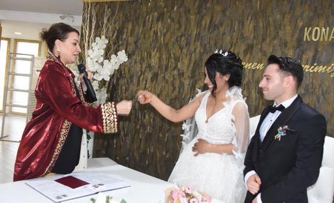 Yeni evlenen çiftler, koronavirüs nedeniyle nikah memuru ile tokalaşmadı