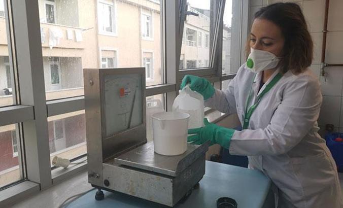 Okullarında günde 10 ton dezenfektan üretiyorlar