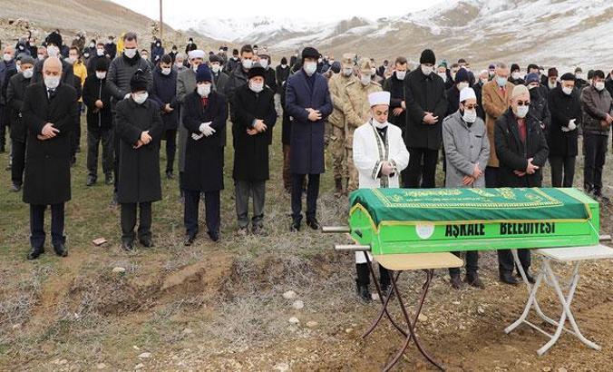 Rektörün babasına maske ve eldivenli cenaze töreni