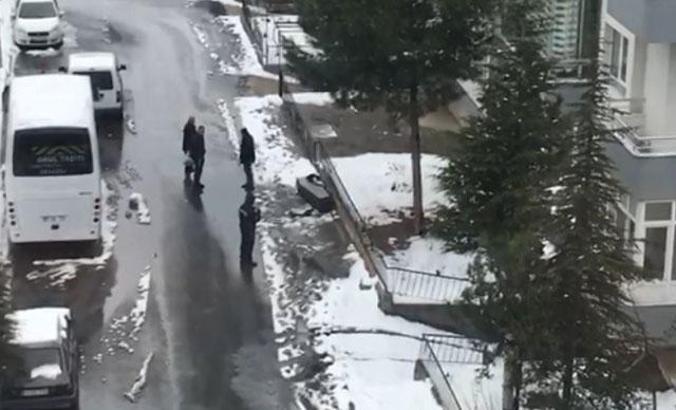 Cenaze arabasına sığmayan boş tabutu yol kenarında unuttular