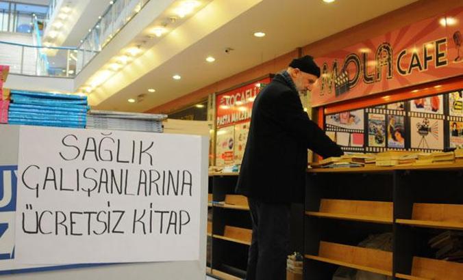 Sahafa gelen her sağlık çalışanına ücretsiz kitap