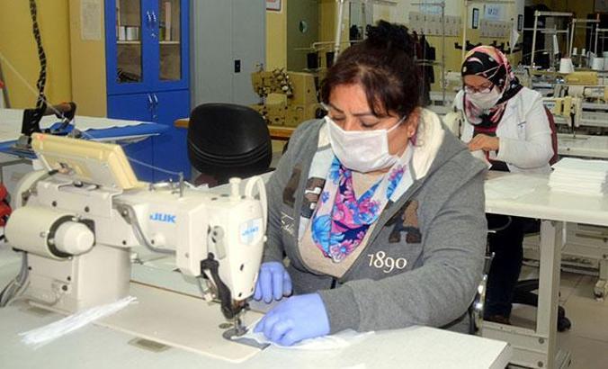 Avcılar’da Halk Eğitimi Merkezi’ndeki öğretmenler gönüllü maske dikimine başladı