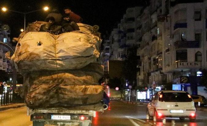 Kamyonet üzerinde tehlikeli yolculuk