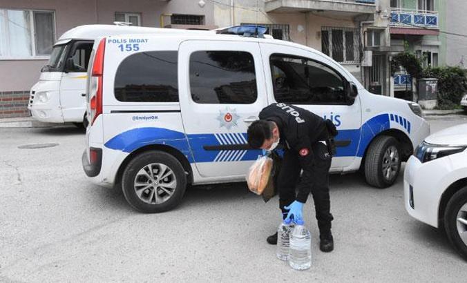 Sokağa çıkamayanların yardımına polisler koşuyor