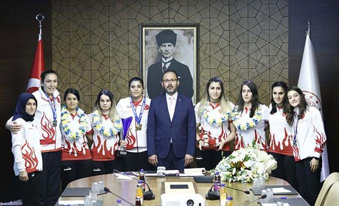 Bakan Kasapoğlu: Sporda çok bereketli bir dönem yaşıyoruz