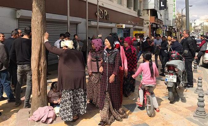 PTT şubelerinin önünde sıra bekleyenler, sosyal mesafe kuralına uymadı