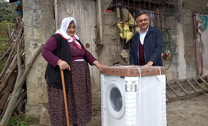 Kıyafetlerini elde yıkayan yaşlı kadına Vali’den çamaşır makinesi hediyesi