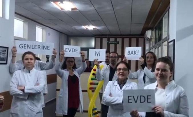 Bursasporlu futbolculardan hastane personelleriyle 'Evde kal' çağrısı