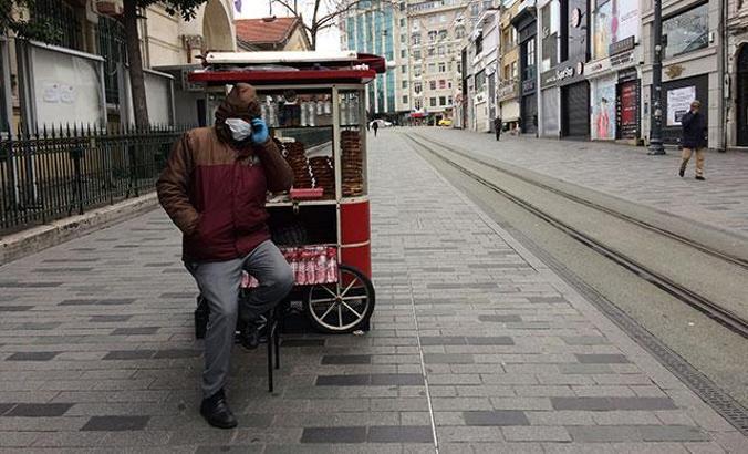 Taksim Meydanı ve İstiklal Caddesi boş kaldı; son simitçi de tezgahını kapatıyor