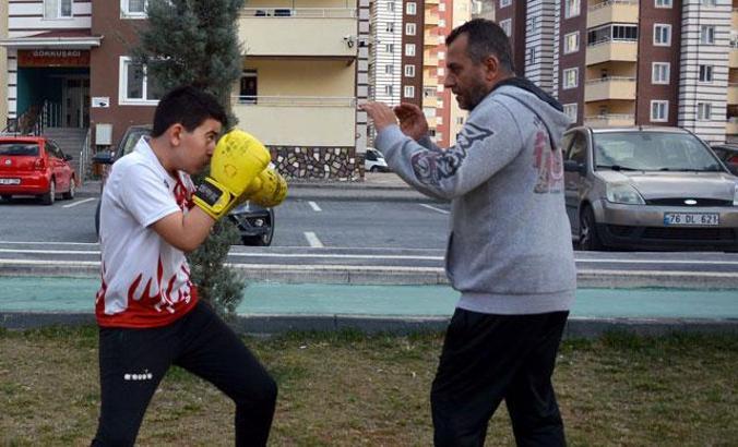 Muaythaici baba oğul koronavirüs nedeniyle antrenmanlarını parkta sürdürüyor