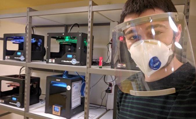 Kendi yaptığı 3 boyutlu yazıcılarda siperli maske üretiyor