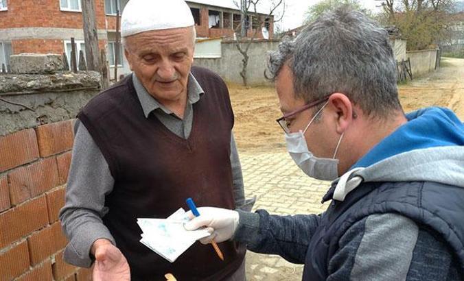 Akçakoca'da 65 yaş üstü vatandaşların maaşları evlerinde teslim edildi