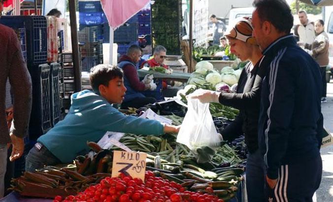 Antalya'da çocuk pazarcılar iş başında