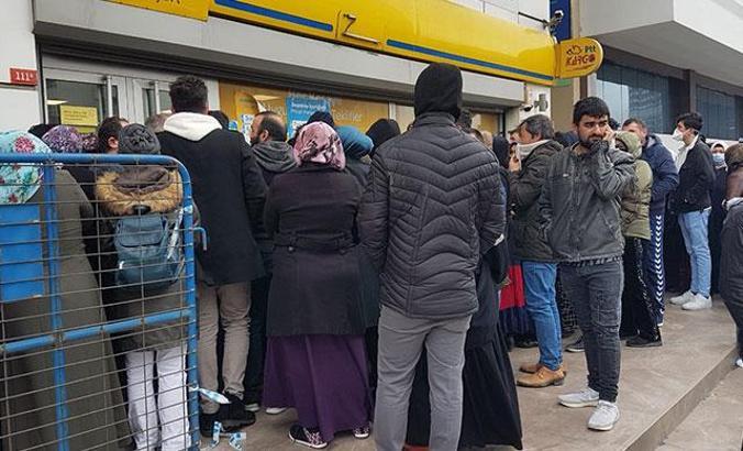PTT önünde yoğunluk; 'sosyal mesafe'ye uymadılar