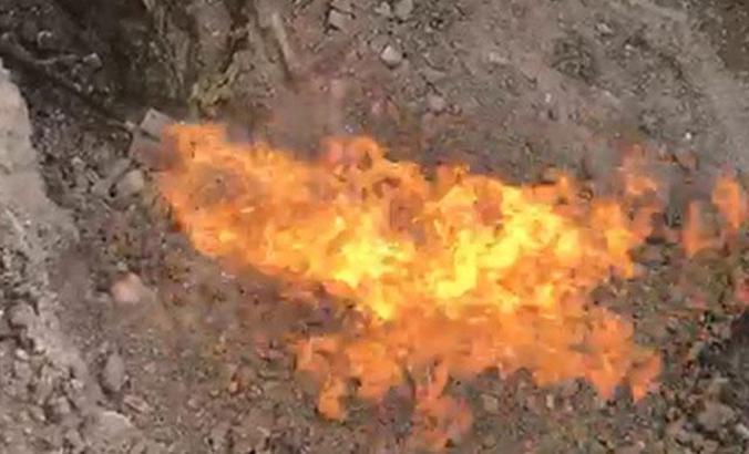 İş makinesi boruyu deldi, doğal gaz alev aldı