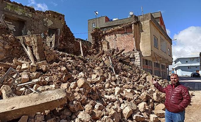 Batman'da şiddetli yağışta 3 toprak ev çöktü