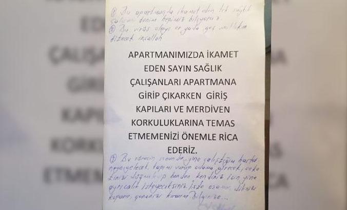 Sağlık çalışanının oturduğu apartmana asılan yazıya tepki
