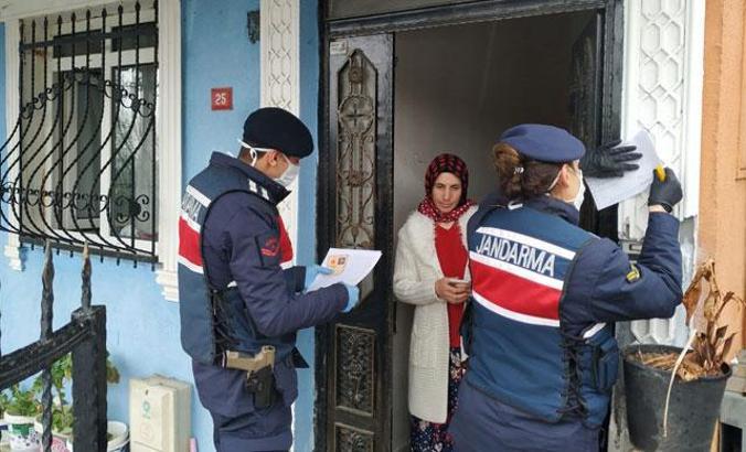 Arnavutköy'de jandarma kapı kapı dolaşıp yardımları dağıttı