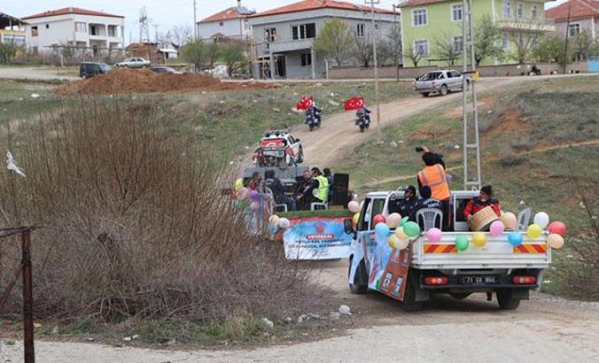 Kırıkkale'de zabıta ve itfaiyeden evde kalanlara seyyar konser