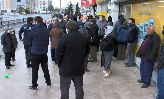PTT önünde sosyal mesafesiz kalabalığa polis engel oldu