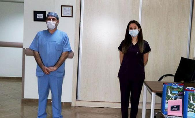 Koronavirüsü yenen 2 hemşire alkışlarla göreve döndü