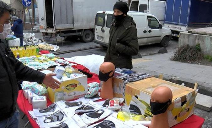 Sultangazi'de pazarda maske satışı