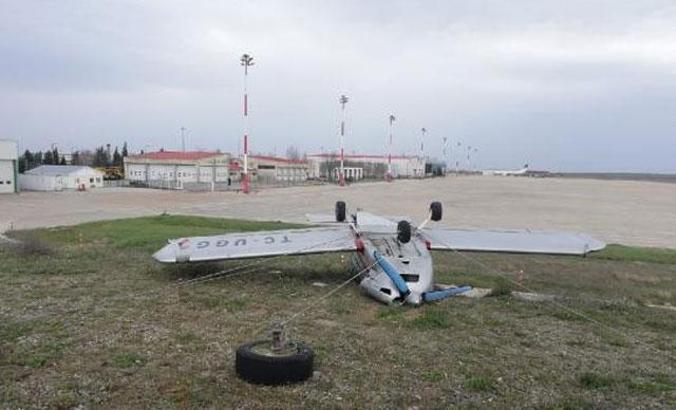 Fırtına eğitim uçağını ters döndürdü