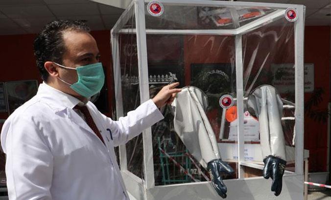 Tıp merkezinde sağlıkçılar için mobil numune alma kabini üretiliyor