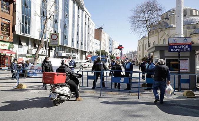 Esenler'de işlek cadde ve meydan yaya trafiğine kapatıldı