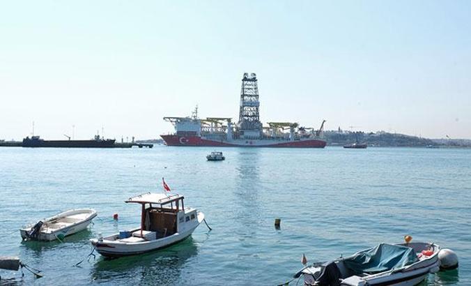 Karadeniz'e açılacak "Fatih" sondaj gemisi Haydarpaşa Limanı'na demirledi