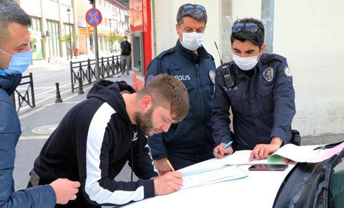 Adana’da yasağa uymayanlara ceza yazıldı; 'ambulans şoförüyüm' dedi