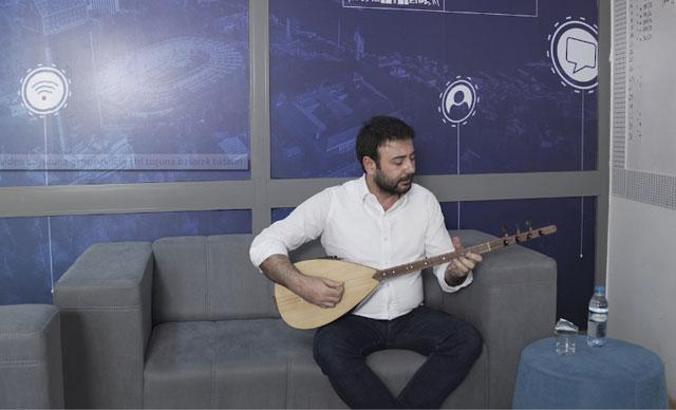 Başkan Rıza Akpolat, hem saz çaldı hem türkü söyledi