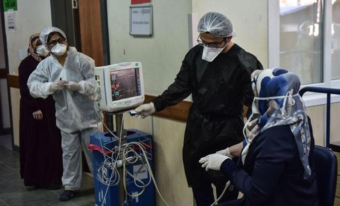 Acil servis çalışanlarının koronavirüs nöbeti hastane içinde fotoğraflandı