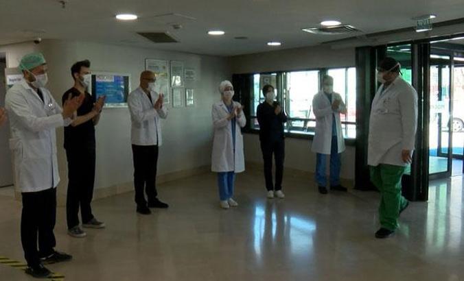 Koronavirüsü yenen acil doktoru görevine alkışlarla döndü