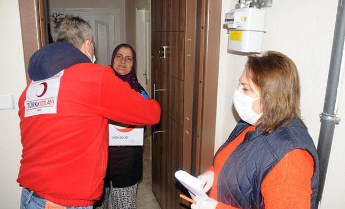 Kızılay, kapı kapı gezip yemek dağıtıyor
