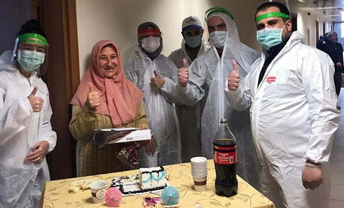 Yurttaki karantina misafirine, doğum günü sürprizi