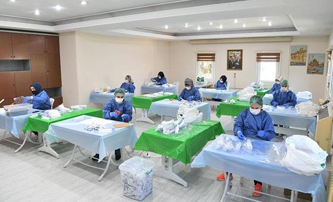 Bahçelievler’de gönüllü kadınlar sağlık çalışanları için siperlik üretiyor