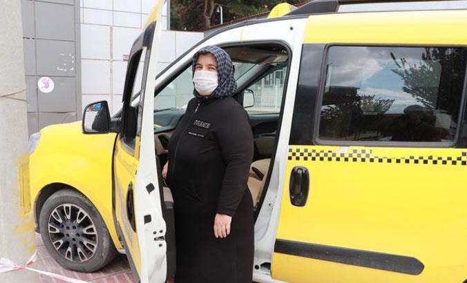 Taksici Sebahat Abla, salgın günlerinde de görev başında