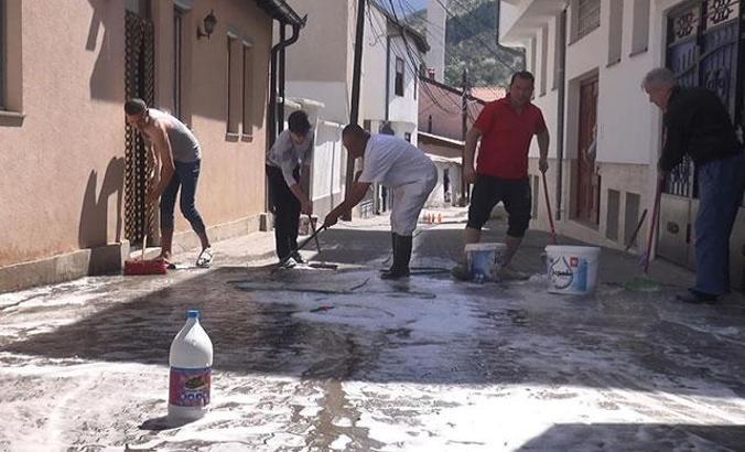 Kosova'da koronavirüse karşı mücadelede sokaklara erkek eli değdi