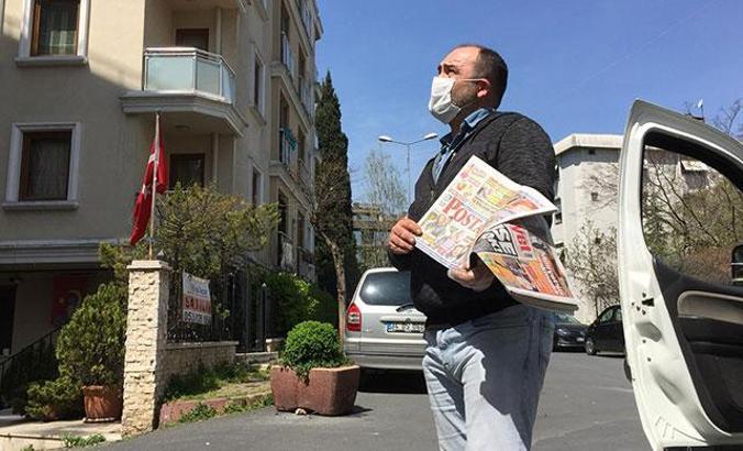 ''Yazıyor yazıyor, gazeteler evde kalmanın önemini yazıyor'' diyerek gazete sattılar