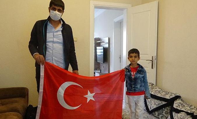 Küçük Fırat'ın bayrak isteğini jandarma yerine getirdi