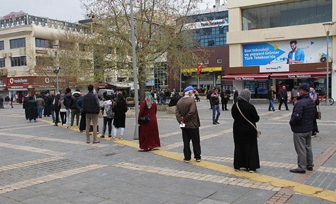 Kayseri'de PTT önünde uzun kuyruk