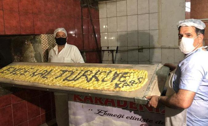 2 metrelik 'Evde Kal Türkiye' yazılı pide, açık artırmayla satıldı