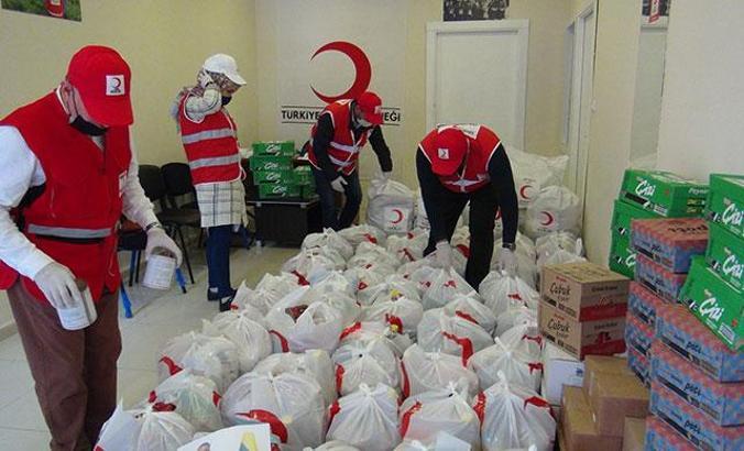 Fenerbahçeli Rodrigues’in gönderdiği yardım kolileri Tatvan'da dağıtıldı