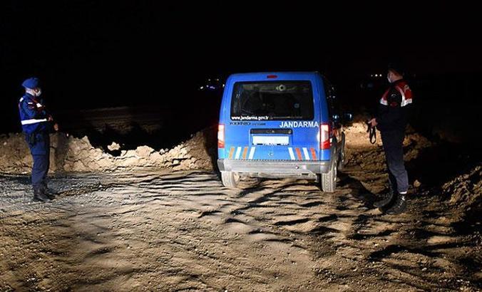 Jandarma kaçak geçiş yapılan tarlalarda gece nöbette