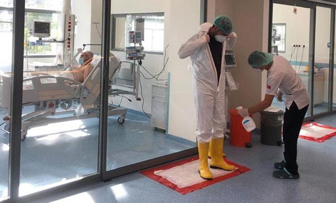 Koronavirüsten ölen ilk sağlık çalışanının adının verildiği hastanede virüsle savaş...