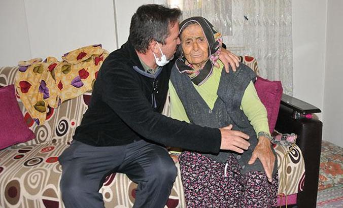 Evden kovulduğunu söyleyen yaşlı kadının oğlu: Annemizin başımızın üzerinde yeri var